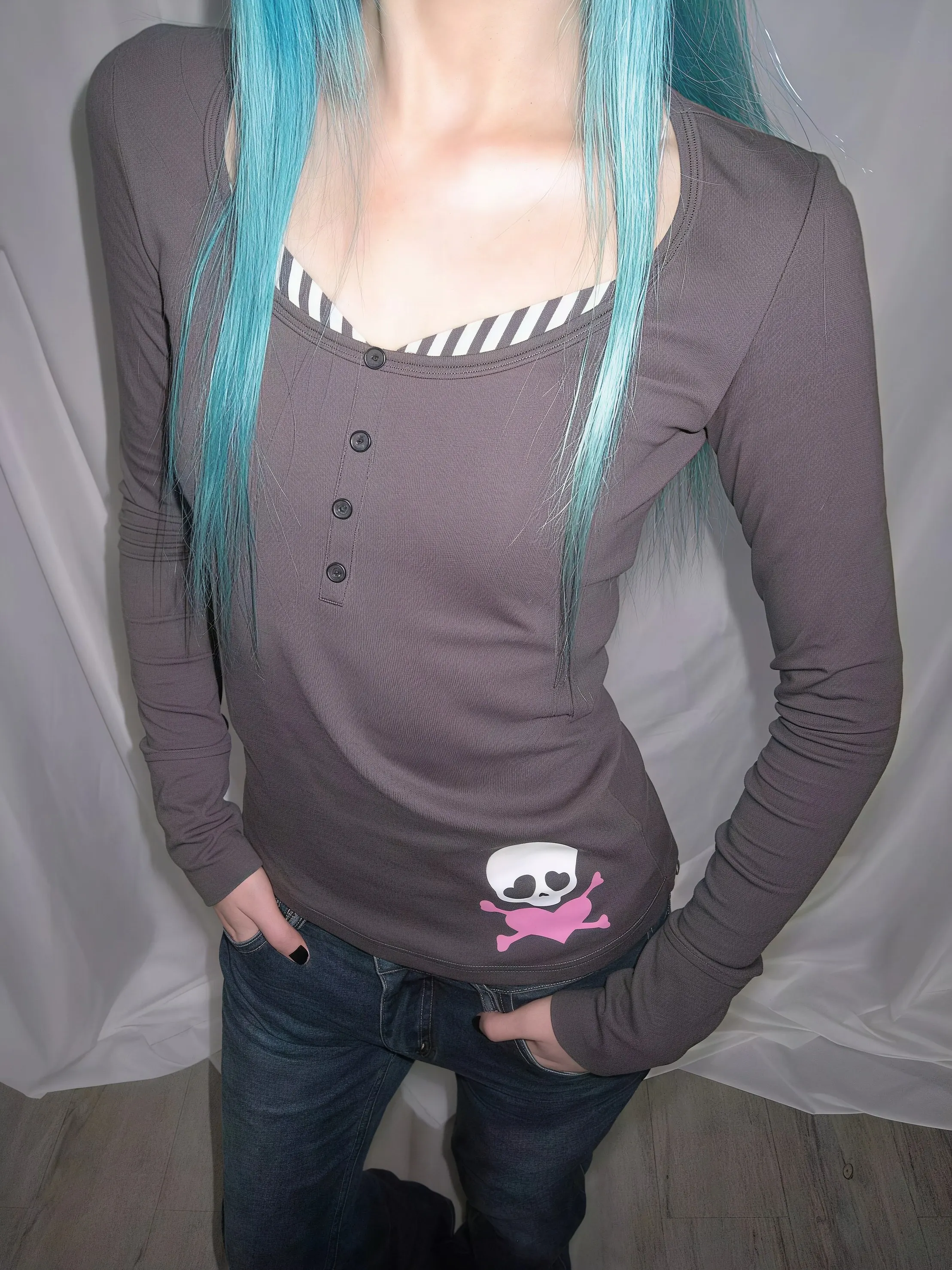 Damen Y2K Langarm-Oberteil, schmal geschnitten, gestreifter Kragen, Totenkopf-Herz-Print, Emo-Punk, enganliegende Bluse, T-Shirt – Detail 5