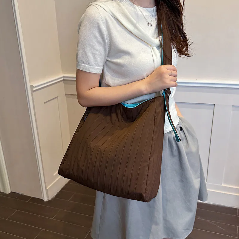 College-style large-capacity pleated canvas bag for women, simple and lightweight tote bag for summer, casual commuter crossbody