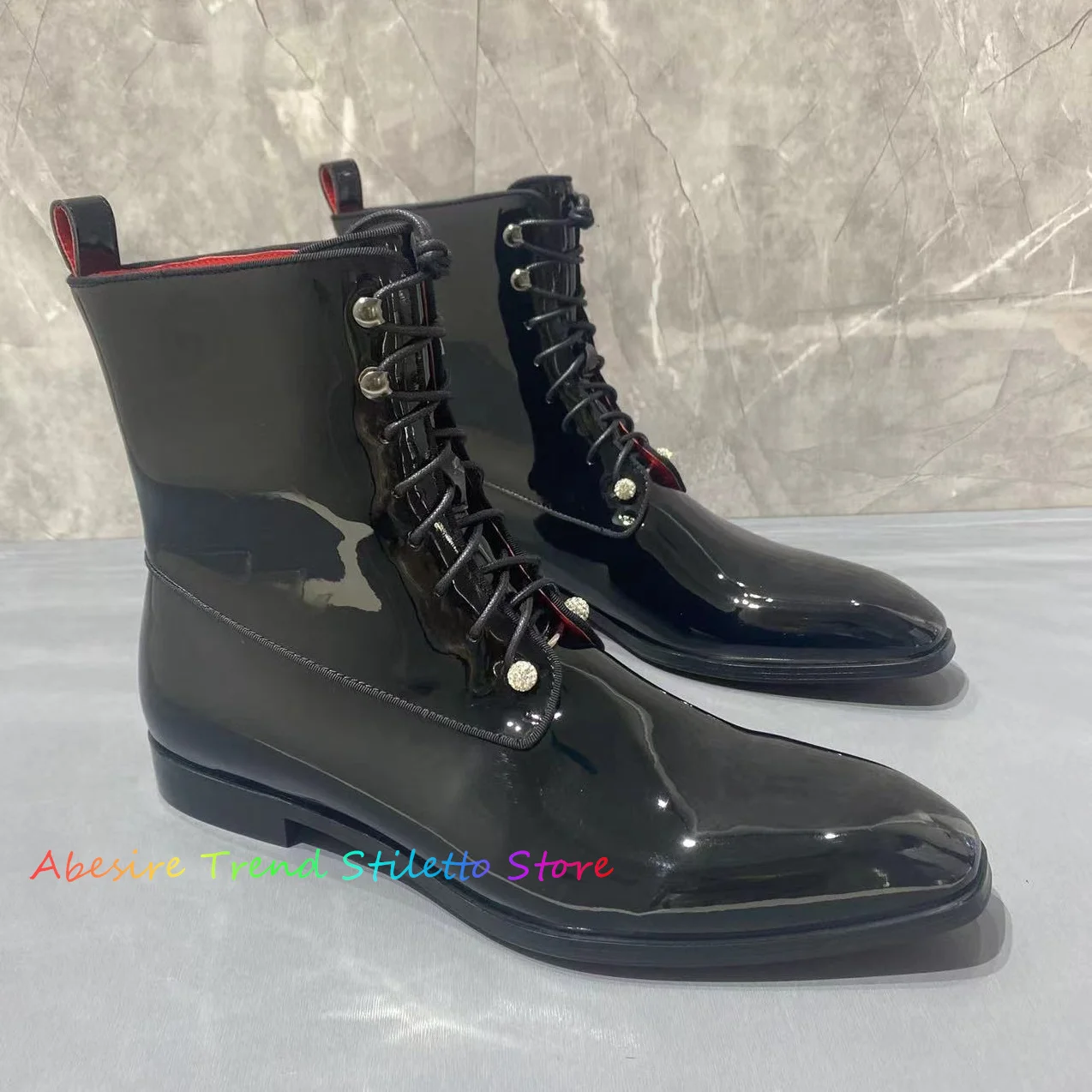 Schwarzer Lack leder stiefel mit niedrigem Absatz für Männer spitze, funkelnde, elegante, glänzende, hohe Schnürstiefel, klassische Business-Kleider stiefel