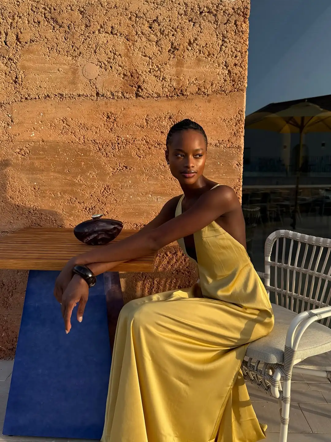 فستان ماكسي أنيق من الساتان بدون ظهر للنساء مثير بدون أكمام مكشوف الأكتاف ورقبة على شكل حرف v فساتين فضفاضة بطيات 2025 رداء أنيق للإجازات للسيدات #6