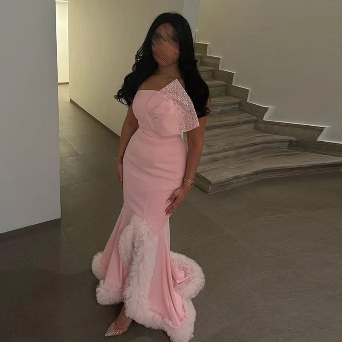 

Розовое платье русалки без бретелек для выпускного вечера с оборками из тюля и скользящим шлейфом Вечерние платья из бисера Атласное вечернее платье