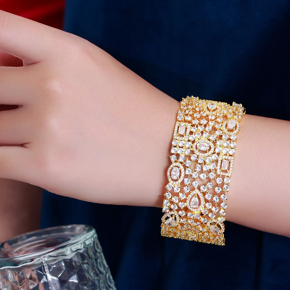 CWWZircons Luxuriöse Statement-Armreifen mit Kubikzirkonia-Besatz, breite, große Braut-Hochzeits-Manschettenarmbänder für Frauen, Dubai Goldfarbe BG067 – Detail 9
