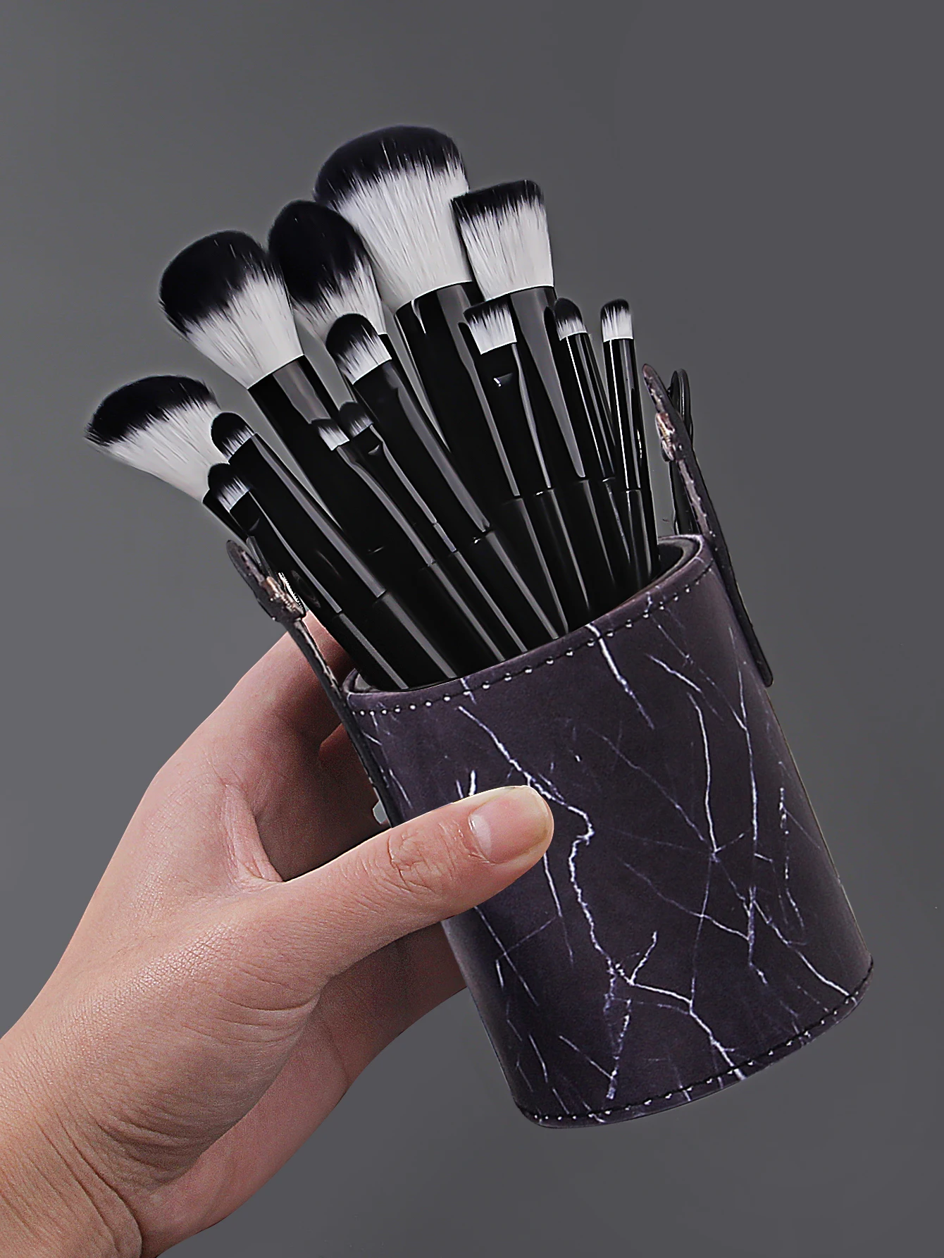 16PCS 하이 엔드 블랙 메이크업 브러쉬 세트, 부드러운 강모 블러쉬 브러쉬, 아이 섀도우 브러쉬, 컨투어링 브러쉬, 스펀지 파우더 퍼프, 보관 버킷