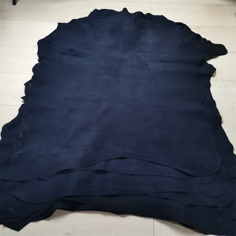 1 mm braunes schwarzes Schaf-Wildleder. Oberleder. Echtlederstoff. Handgefertigtes DIY für Kleidung im Inneren. Paketkante. Ganzes Schaffell – Detail 8