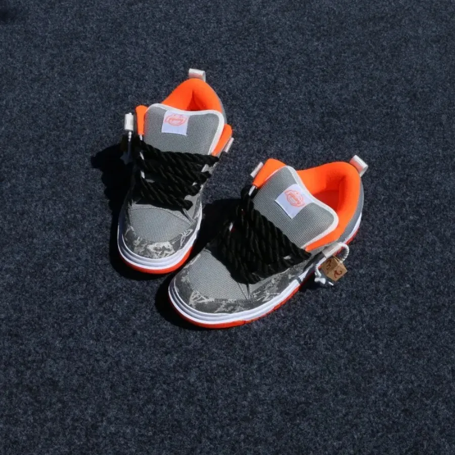 

Мужские низкие кеды-сникеры на утолщенной подошве с амортизацией, дышащим верхом из канваса/ткани и круглым носком на шнуровке