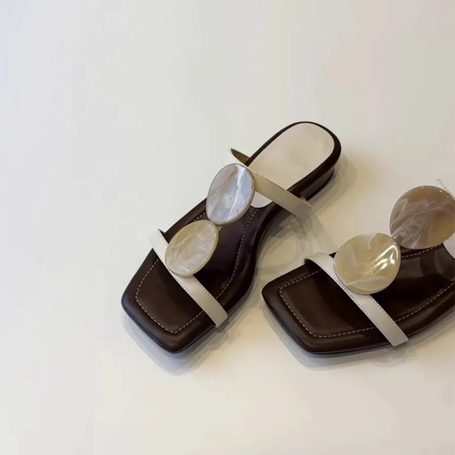 

Темно-коричневые женские шлепанцы с серебристыми вставками, круглым декором и квадратным носком, легкие минималистичные летние уличные сандалии на плоской подошве