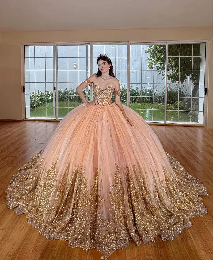 Pale Orange Princess Luxury Quinceanera Dress 2024 Noble Off Shoulder Beaded Applique Lace Embellished Cathedral Train فساتين سه