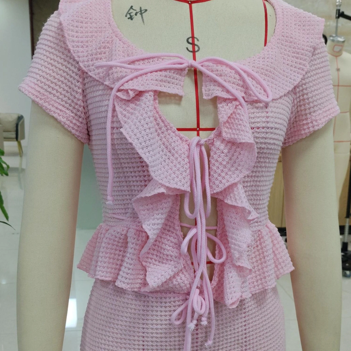 女性夏中空ショーツ衣装無地フリルタイアップフロント半袖かぎ針編みトップスショーツ 2 個服セット