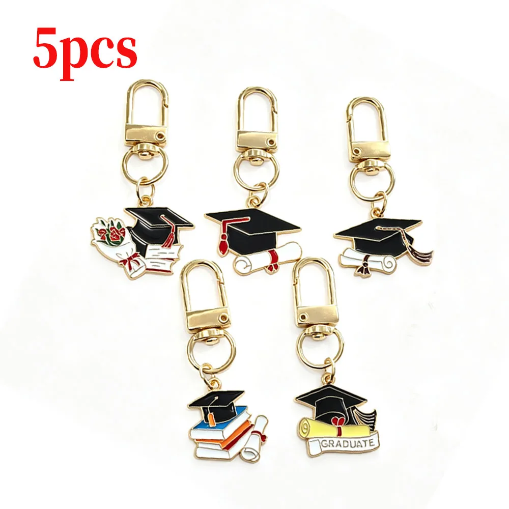 5 Designs Schlüsselanhänger mit Abschlusskappe, Metall-Diplom-Anhänger, Karabiner-Schlüsselring, Abschlussgeschenke für Schüler und Studenten – Detail 1