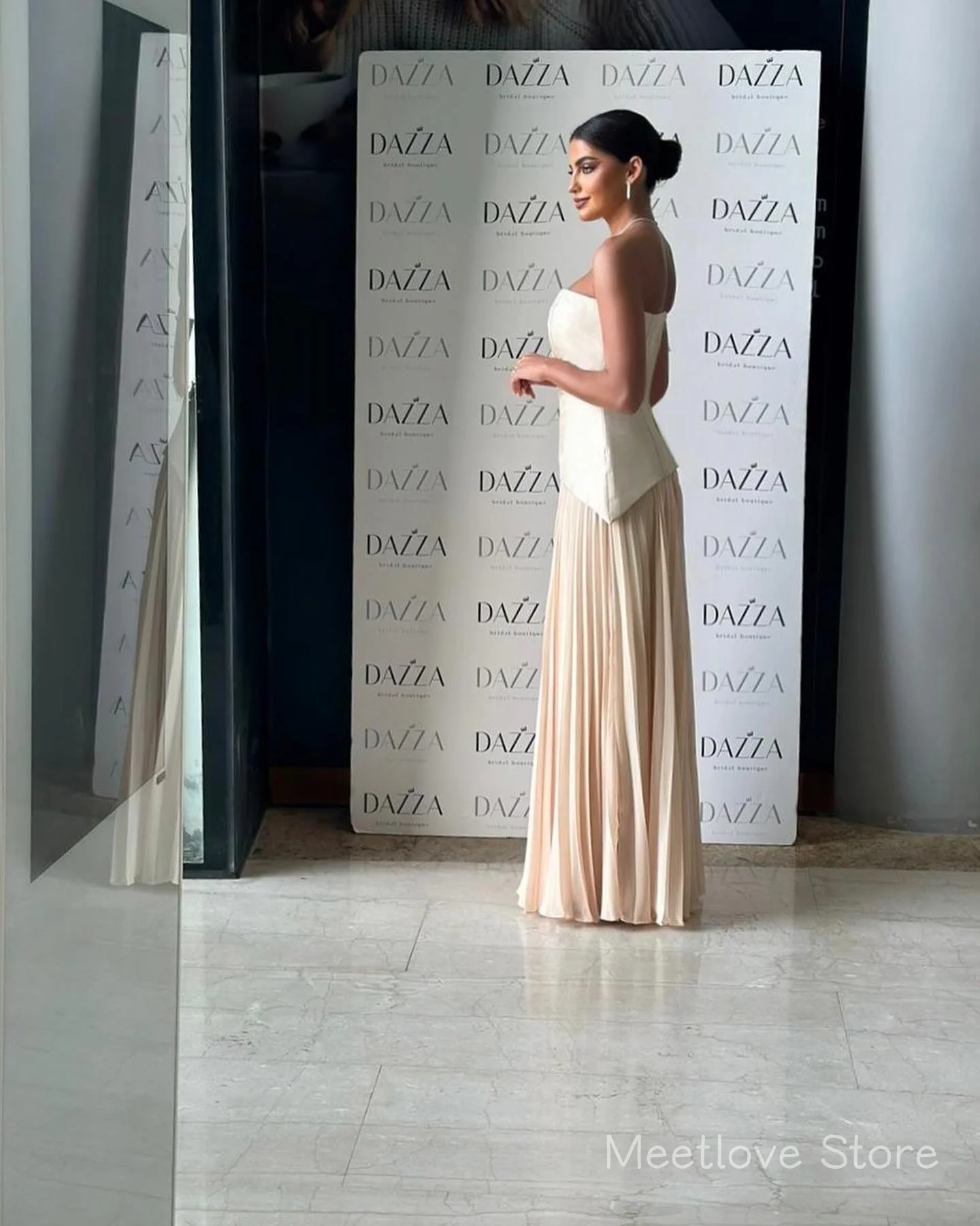 Meetlove ซาติน Strapless ชุดราตรีความยาวชั้นชีฟอง Sheath ง่ายชุดราตรีที่กําหนดเอง