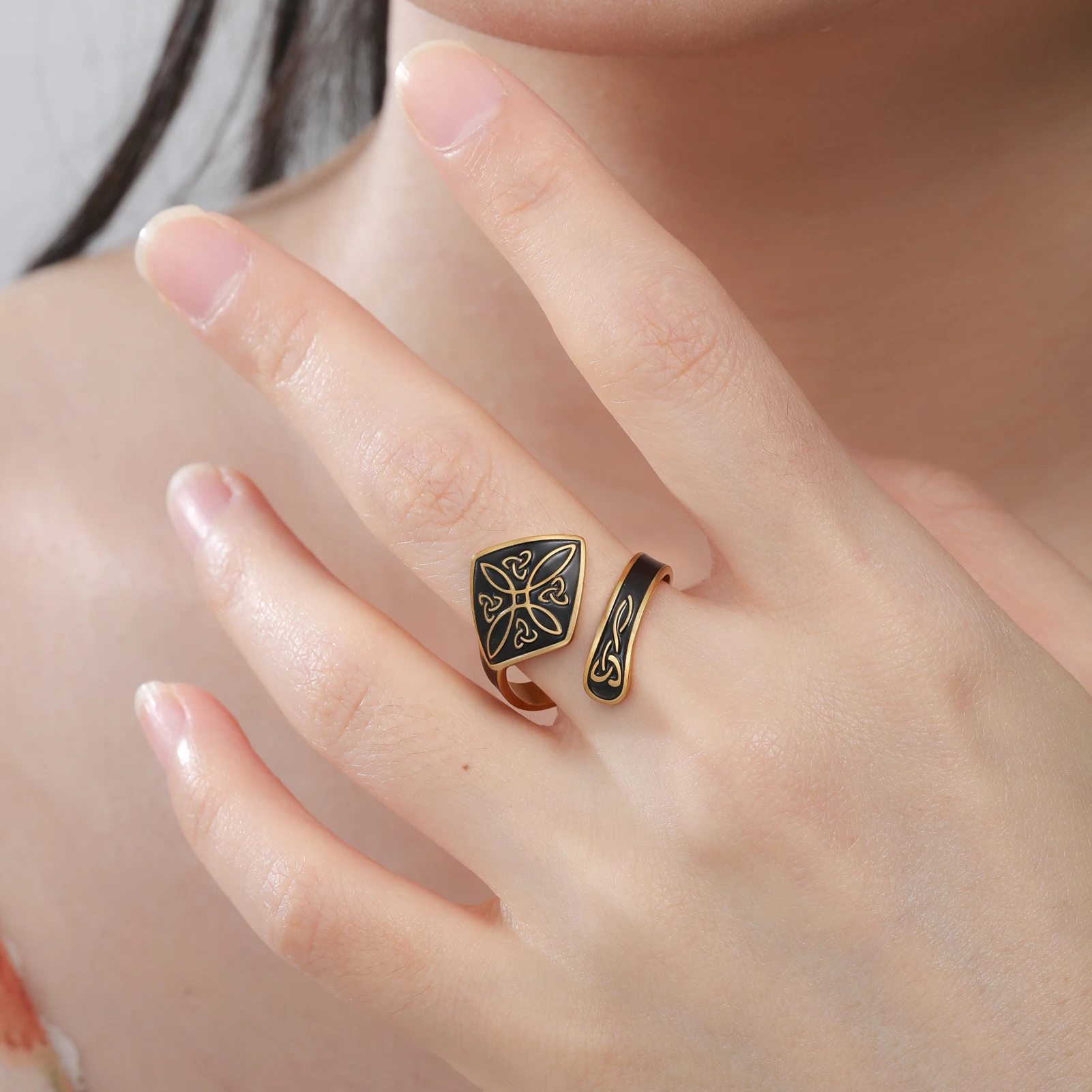 Likgreat Hexenknoten Verstellbarer Offener Ring aus Edelstahl mit Schwarzer Emaille Keltisches Schutzamulett Wicca Heidnischer Hexen-Schmuck Geschenk