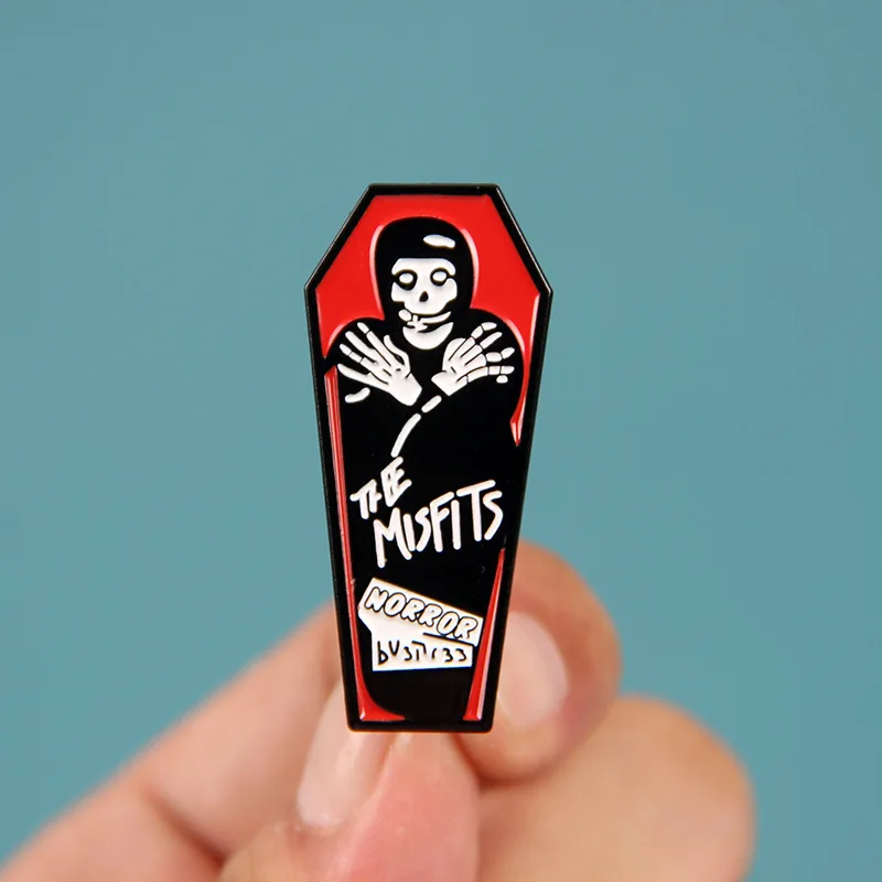 Crimson Ghost Face Coffin Brooch: A Unique Halloween Must-Have for Only .13!