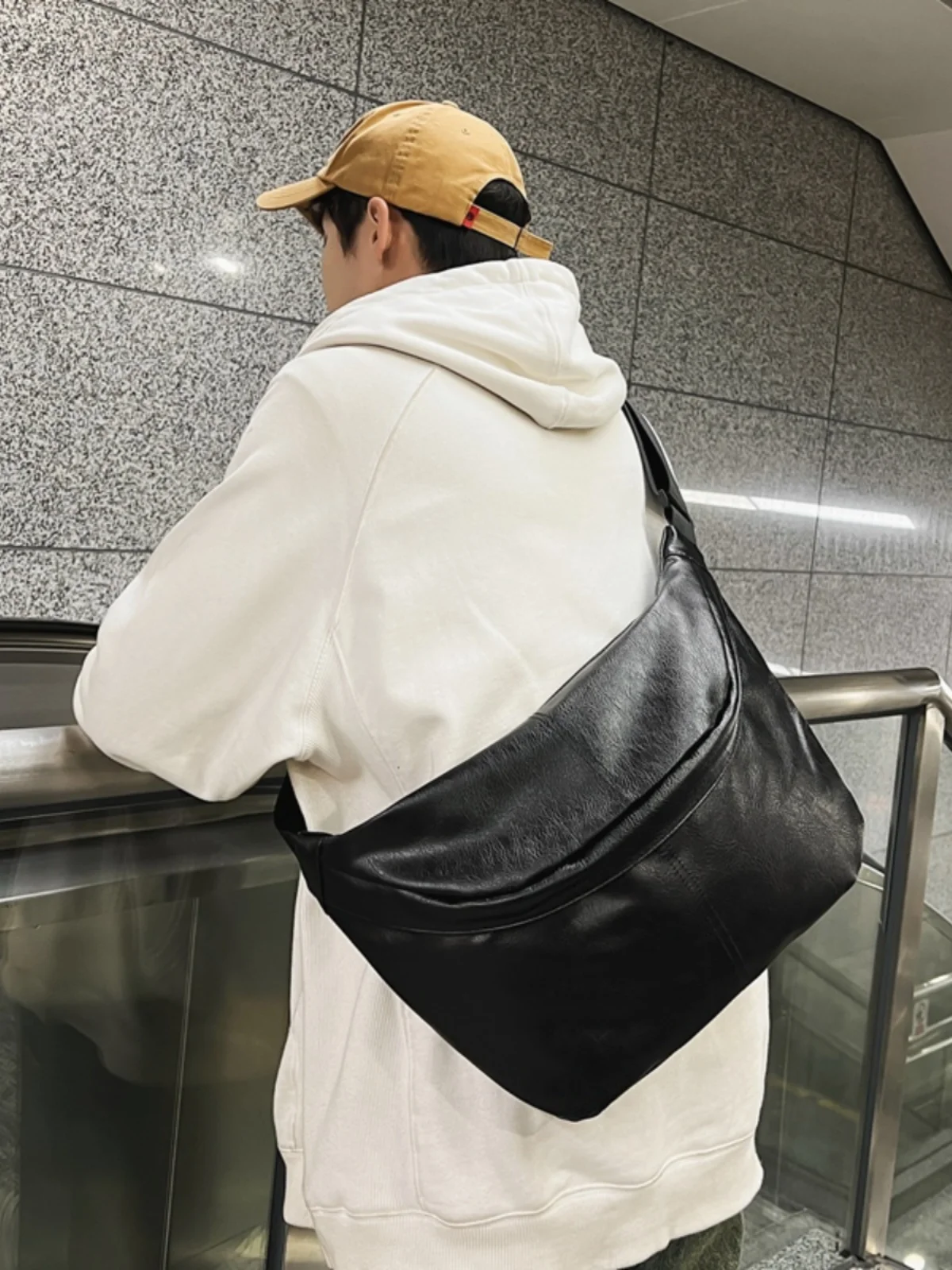 Bolsa Transversal Masculina Estilo Retrô, Bolsa de Ombro Casual ande Capacidade em Formato de Dumpling para Esportes e Desl...