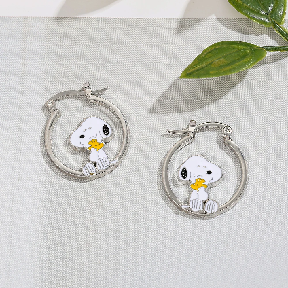 Niedliche Cartoon Snoopy Ausgehöhlte Ohrstecker Modeschmuck Accessoire Geschenk für Mädchen Nischendesign Ohrschmuck – Detail 5