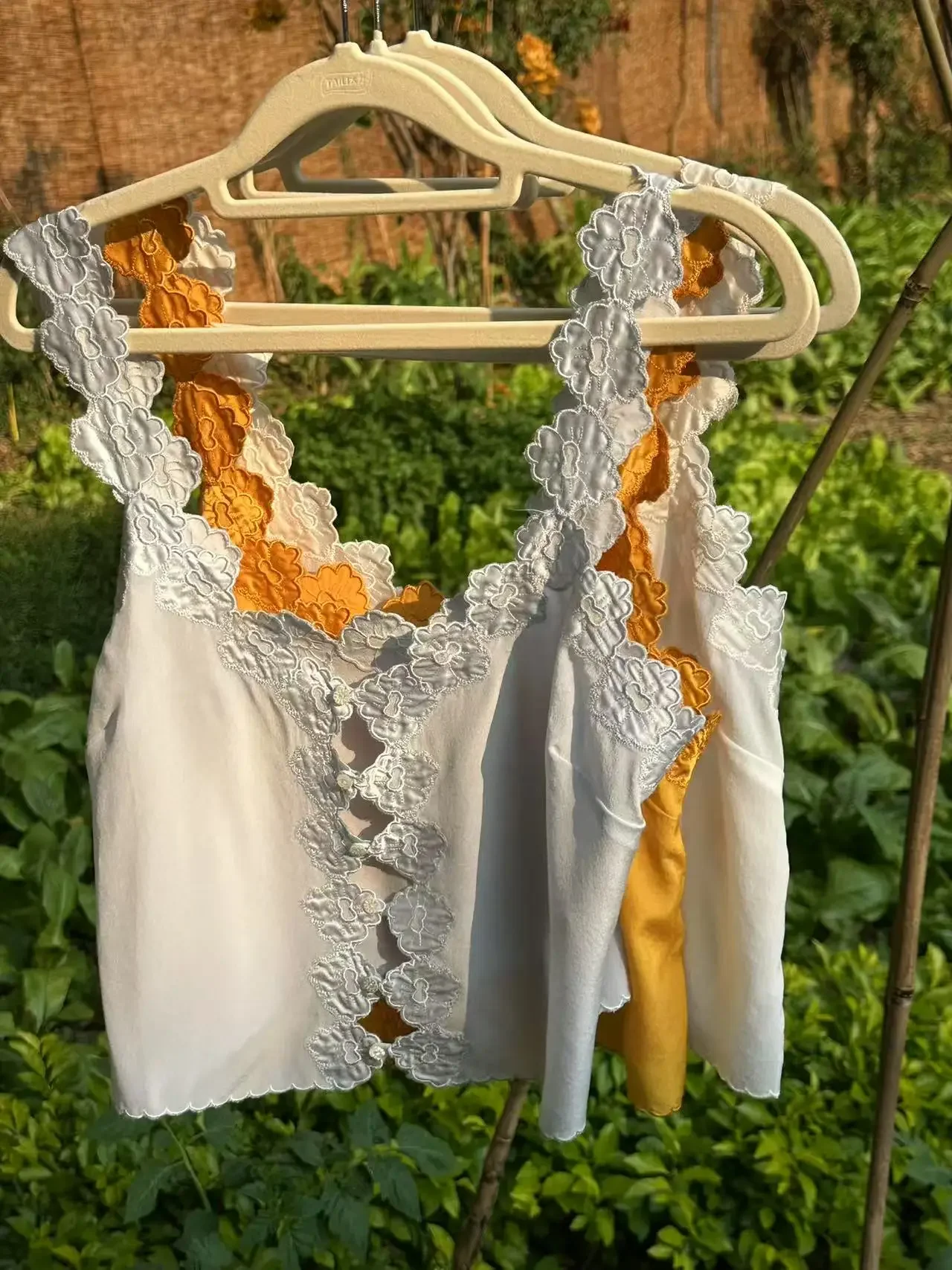 

Женские однобортные сексуальные топы на бретельках без рукавов из 100% шелка с кружевной вышивкой и v-образным вырезом