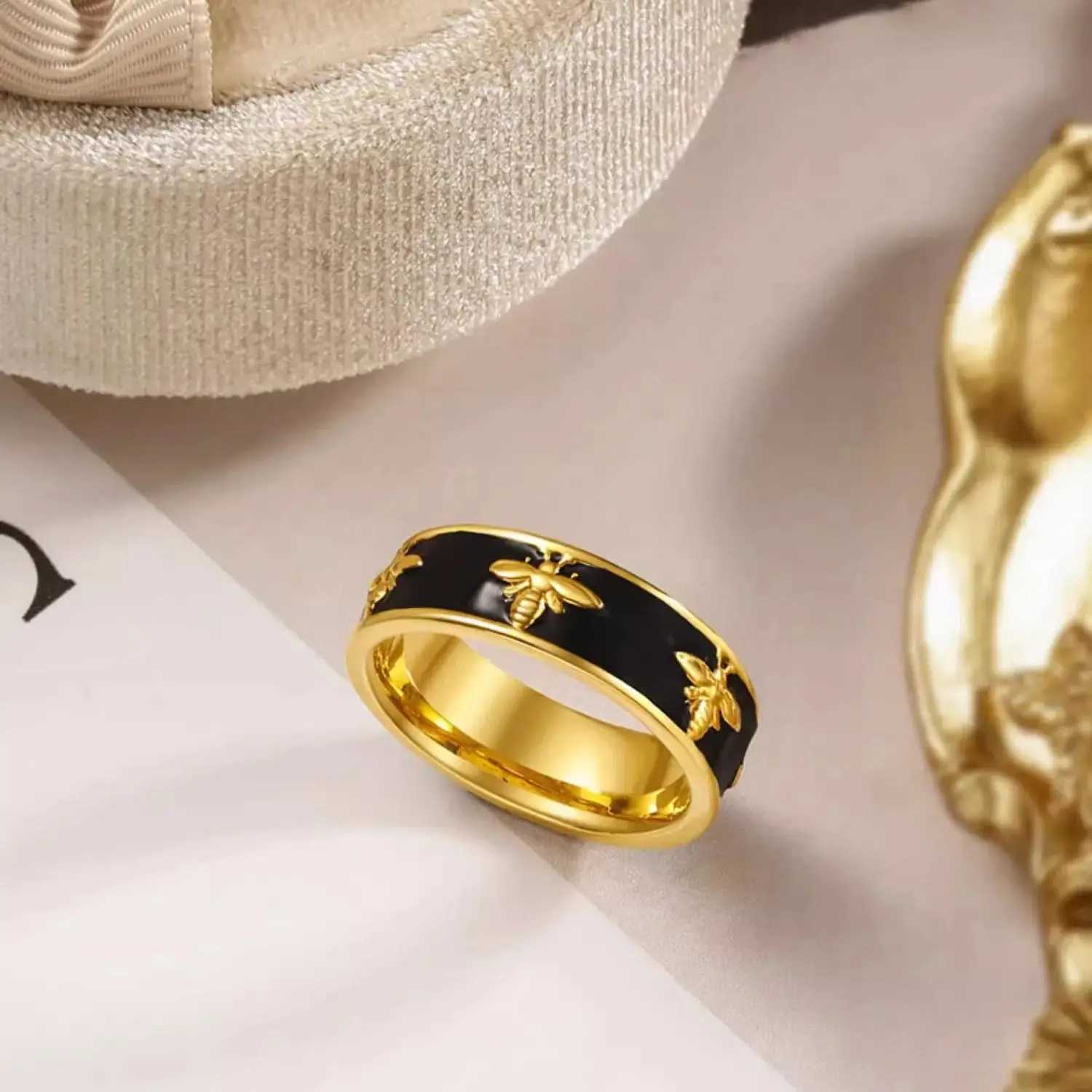 Fashion Design Jewelry 18K Gold Ring Enamel Bee Vintage Romantic Ring Customization