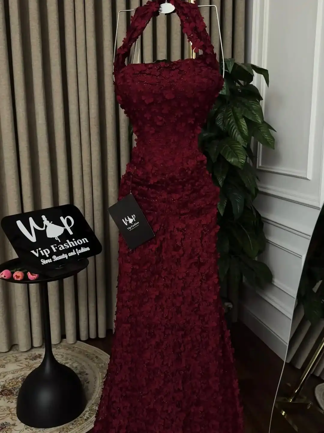 Abito da cerimonia formale da ballo di fine anno con scollo all'americana a sirena di tendenza romantica di lusso con dettagli floreali 3D in vita pieghettata glitterata fino al pavimento