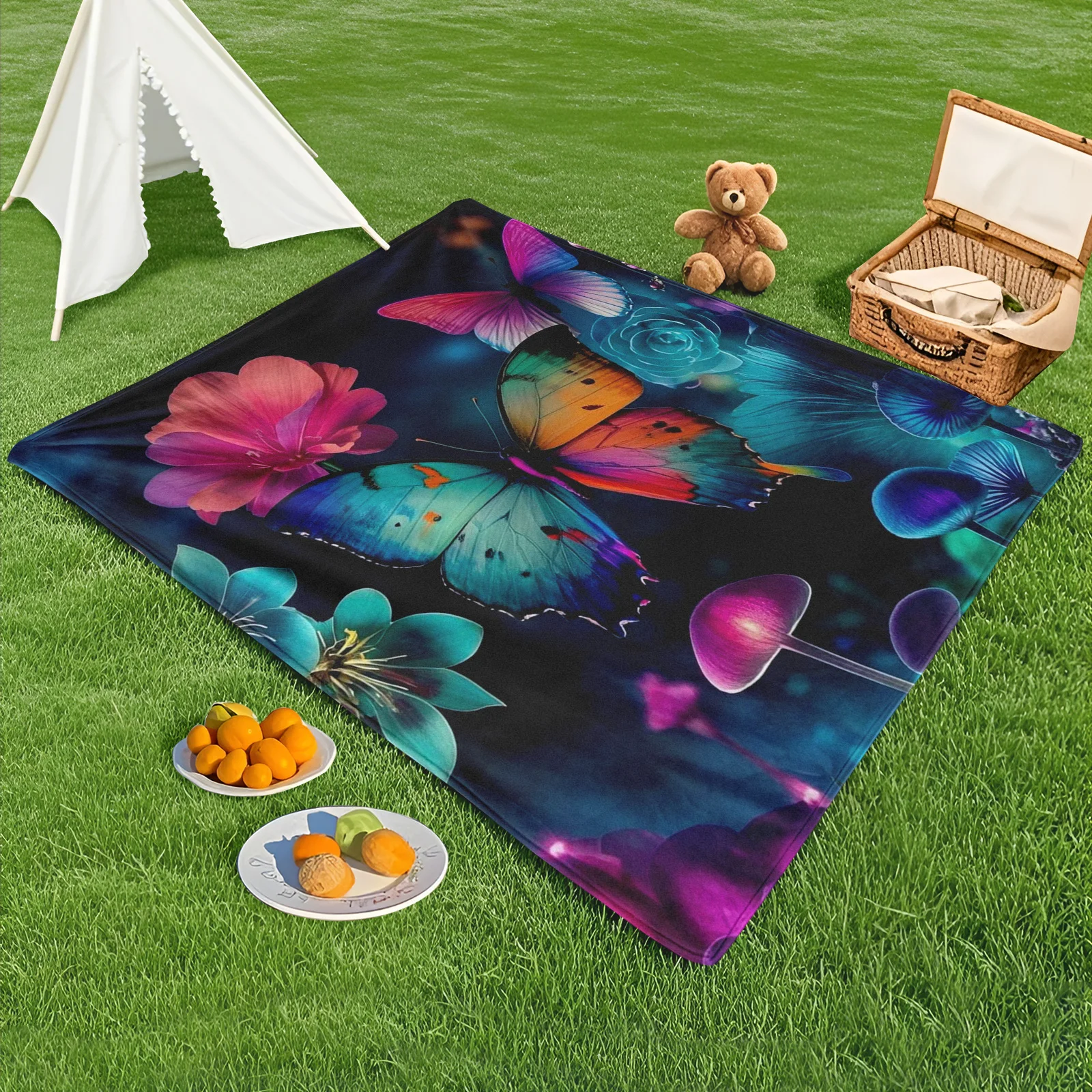 Encantadora manta al aire libre con temática de mariposas y setas en tonos azules y morados para picnics y aventuras naturales