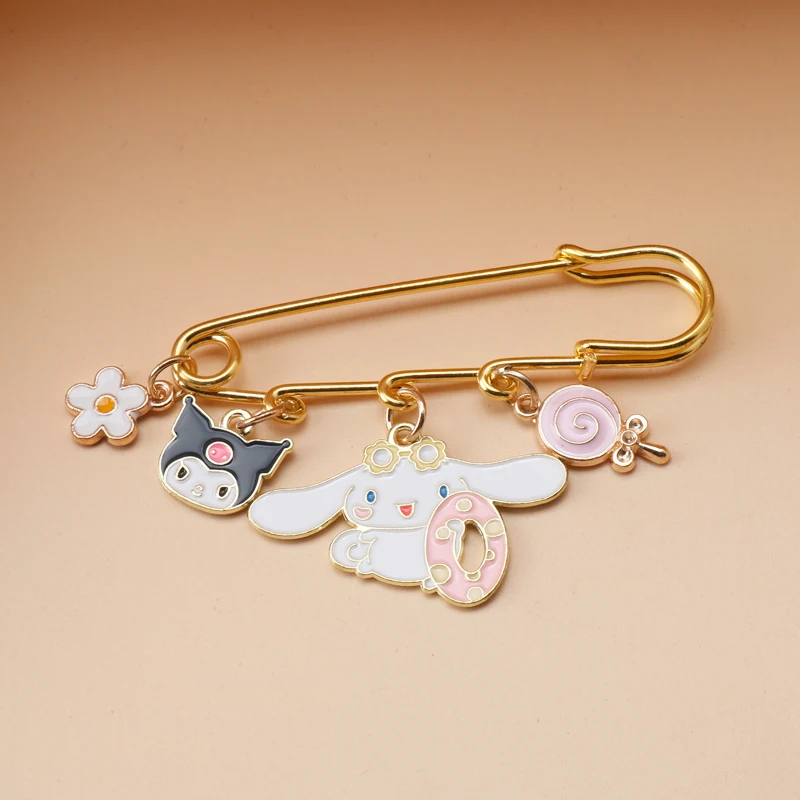 Kawaii القط كيتي الكرتون Kuromi الشيطان الصغير لطيف المعادن المينا امرأة الرجال على ظهره اكسسوارات أكياس شارة التلبيب مجوهرات الاطفال هدية
