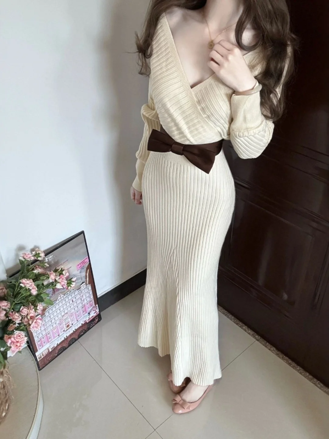 

Сексуальное трикотажное облегающее платье-миди с V-образным вырезом, уникальный весенний образ для молодых женщин, для работы и свиданий