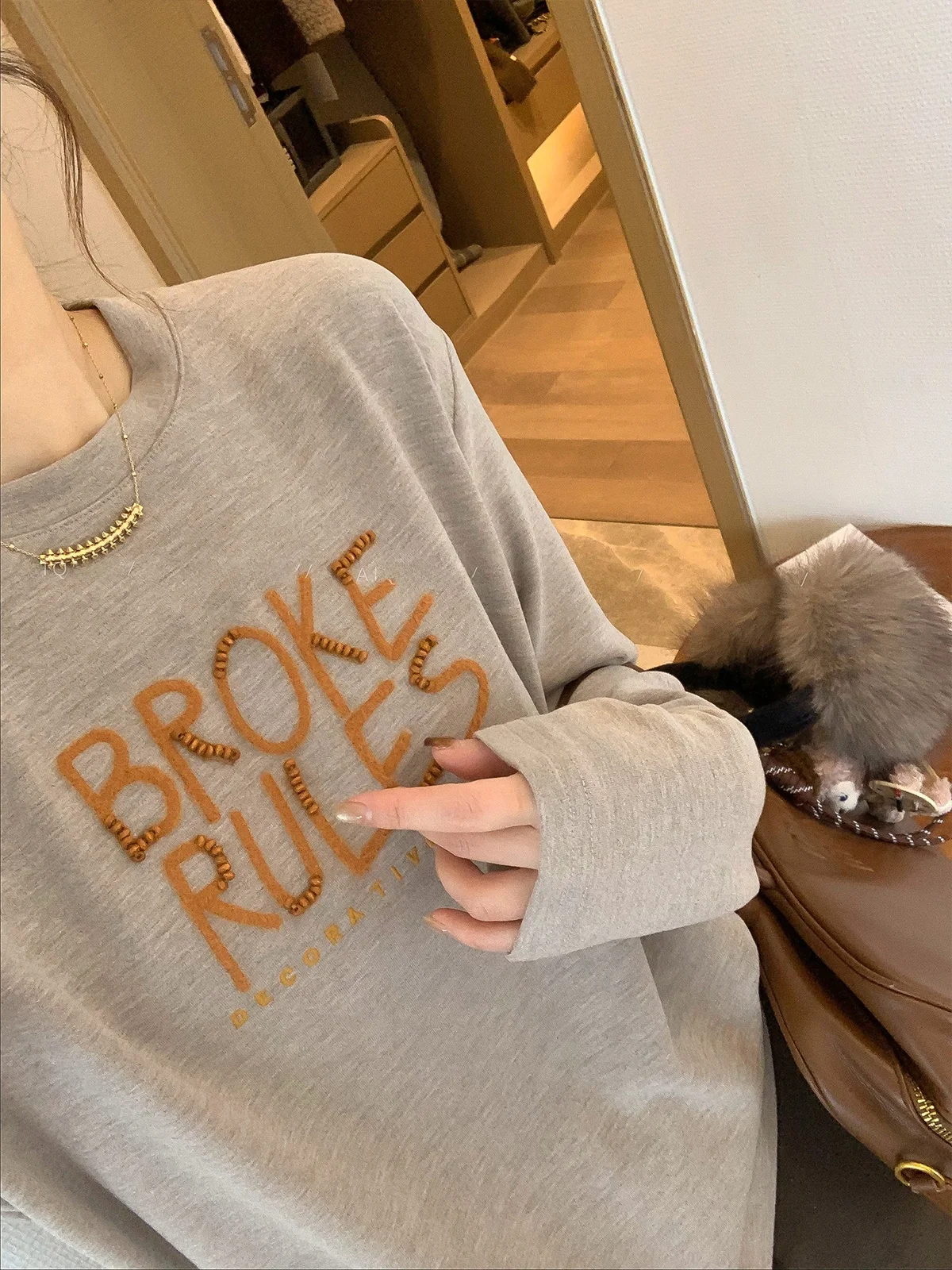 

Love Devil Fi Embroidered Letter Long Sve round Ne T-irt Women's Loose Fit Faionable Winter Top Commute Sle