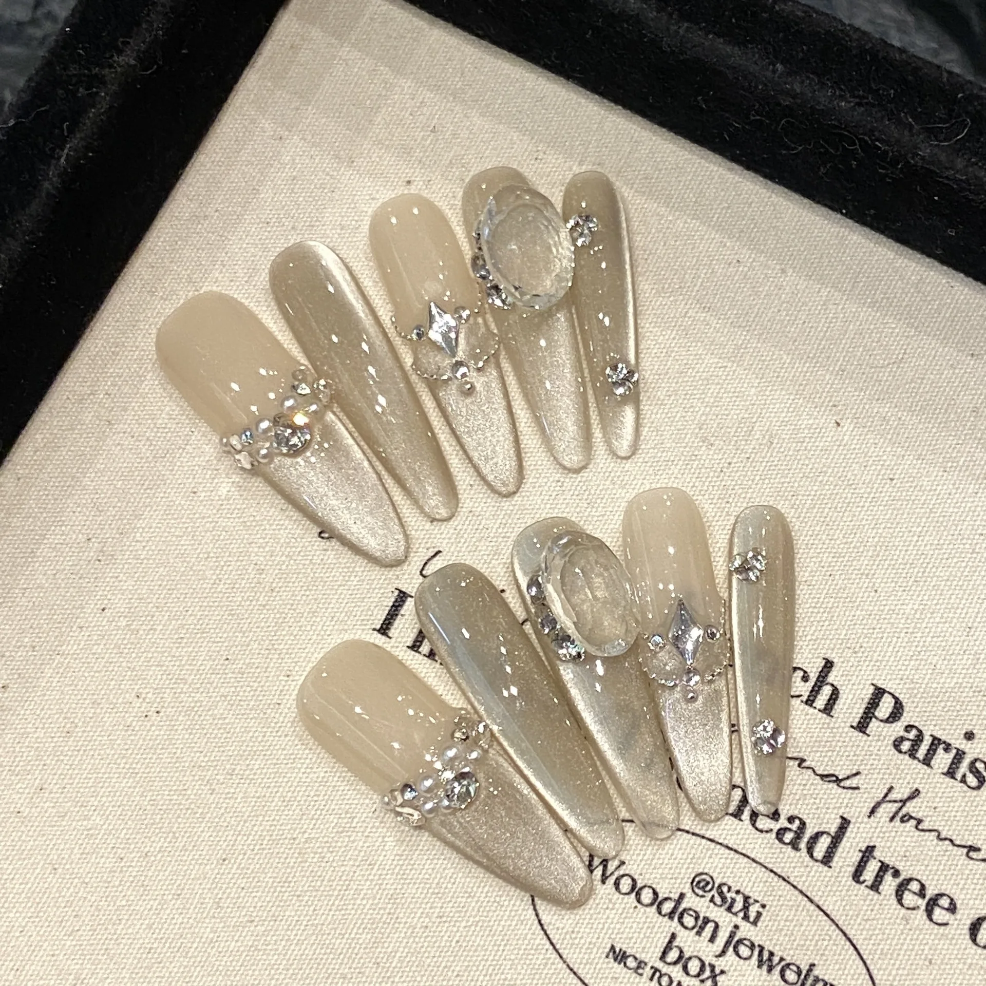 اليدوية عارية الصحافة على الأظافر Cateye اللوز تصميم بسيط يمكن ارتداؤها الاكريليك الأظافر كاذبة مانيكير غطاء كامل مسمار نصائح مسمار الفن