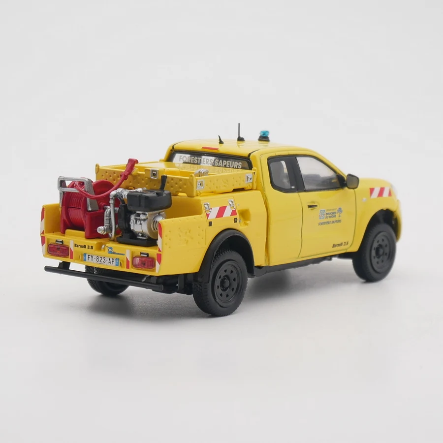 Diecast Ixo Escala 1:43 Nissan Baroud VPF Nissan Pika Floresta Francesa Modelo de Motor de Futebol Carro de Brinquedo Liga Modelo de Carro Brinquedo Colecionável