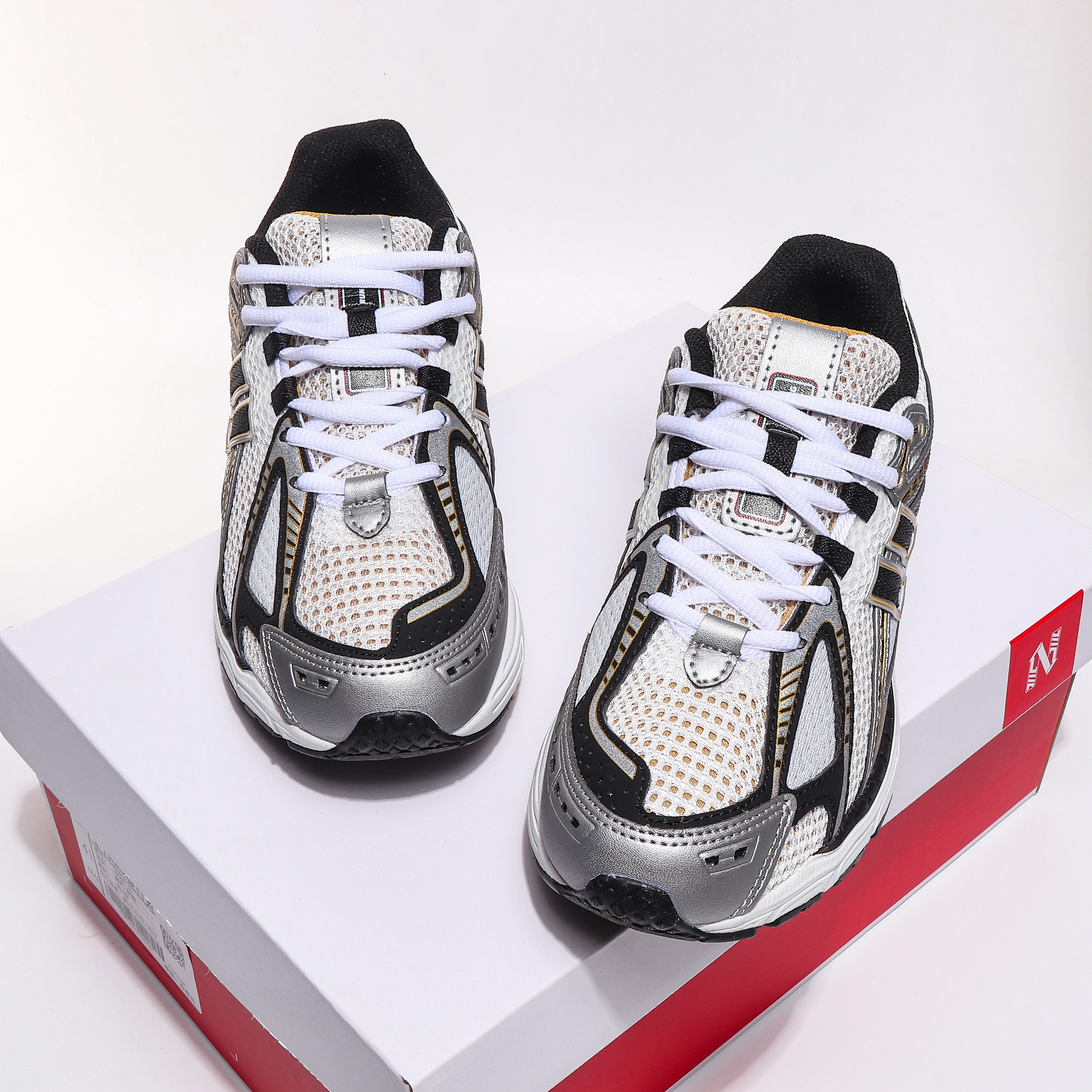 أحذية الركض من سلسلة 1906 للجنسين: أحذية كاجوال عصرية باللون الفضي والأبيض والأصفر