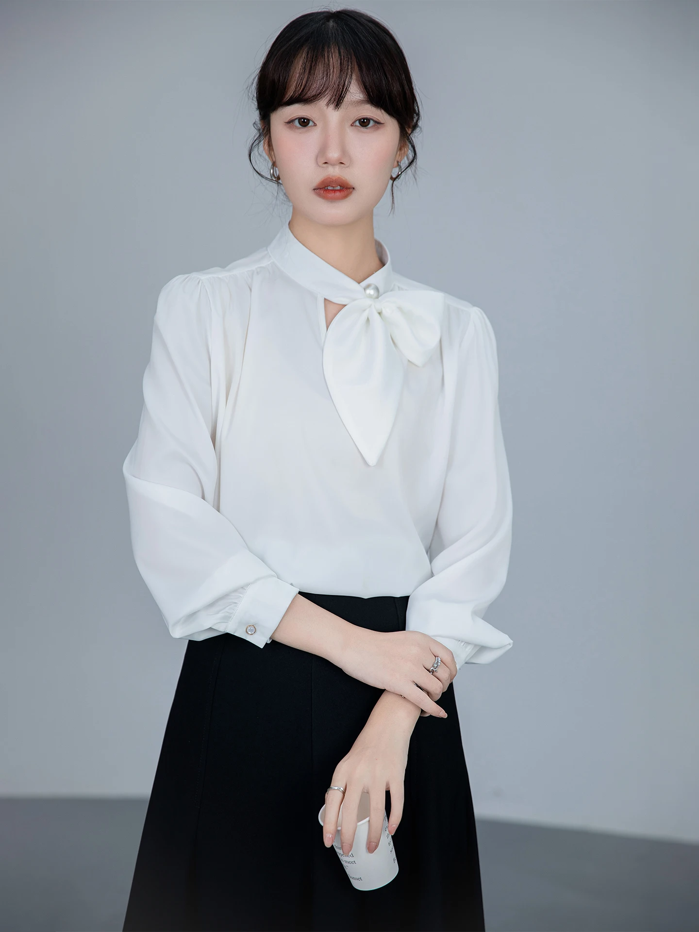 

Элегантная женская блузка из ацетатного атласа белого цвета, свободного кроя, с длинным рукавом и V-образным вырезом, дышащая, комфортная, для офиса, осень-зима