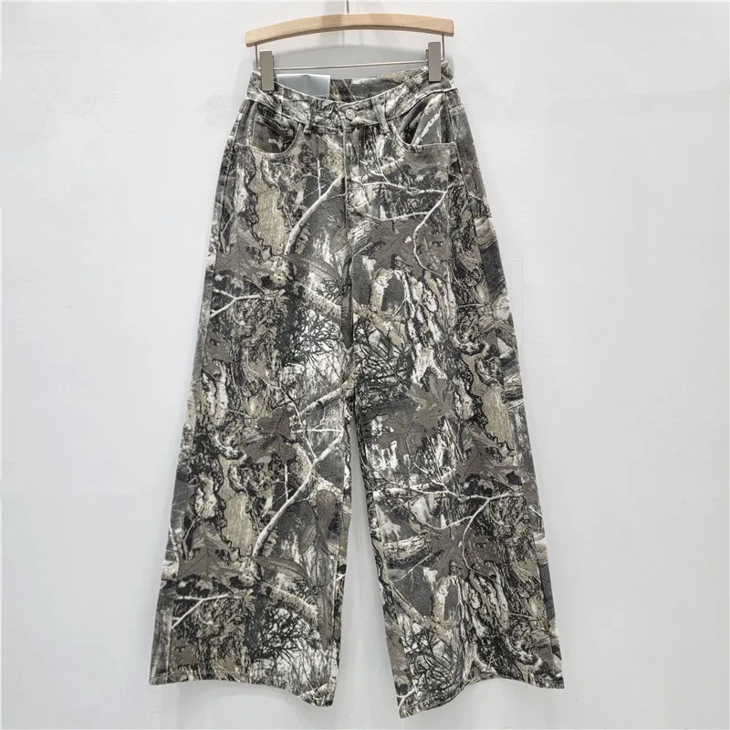 جينز أوائل الخريف واسع الساق. مقاس مستقيم مريح، عالي الخصر وتنحيف. التيلة الجديدة لخزانة الملابس متعددة الاستخدامات.