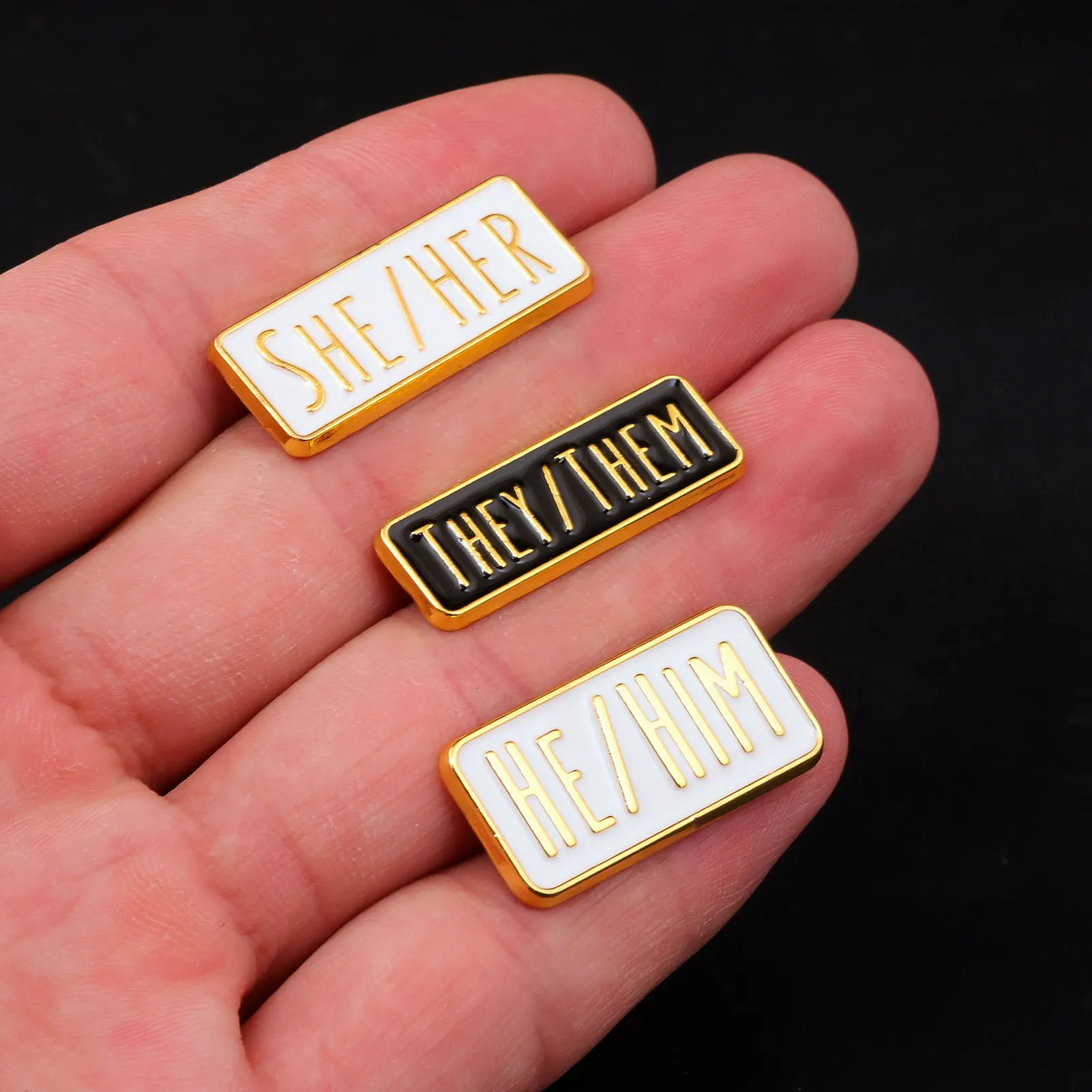 Kreativität Einfache Pronomen Emaille Pins Benutzerdefinierte HE HIM SHE HER THEY THEM Broschen Schwarz Weiß Tasche Revers Abzeichen Spaß Schmuck Geschenk