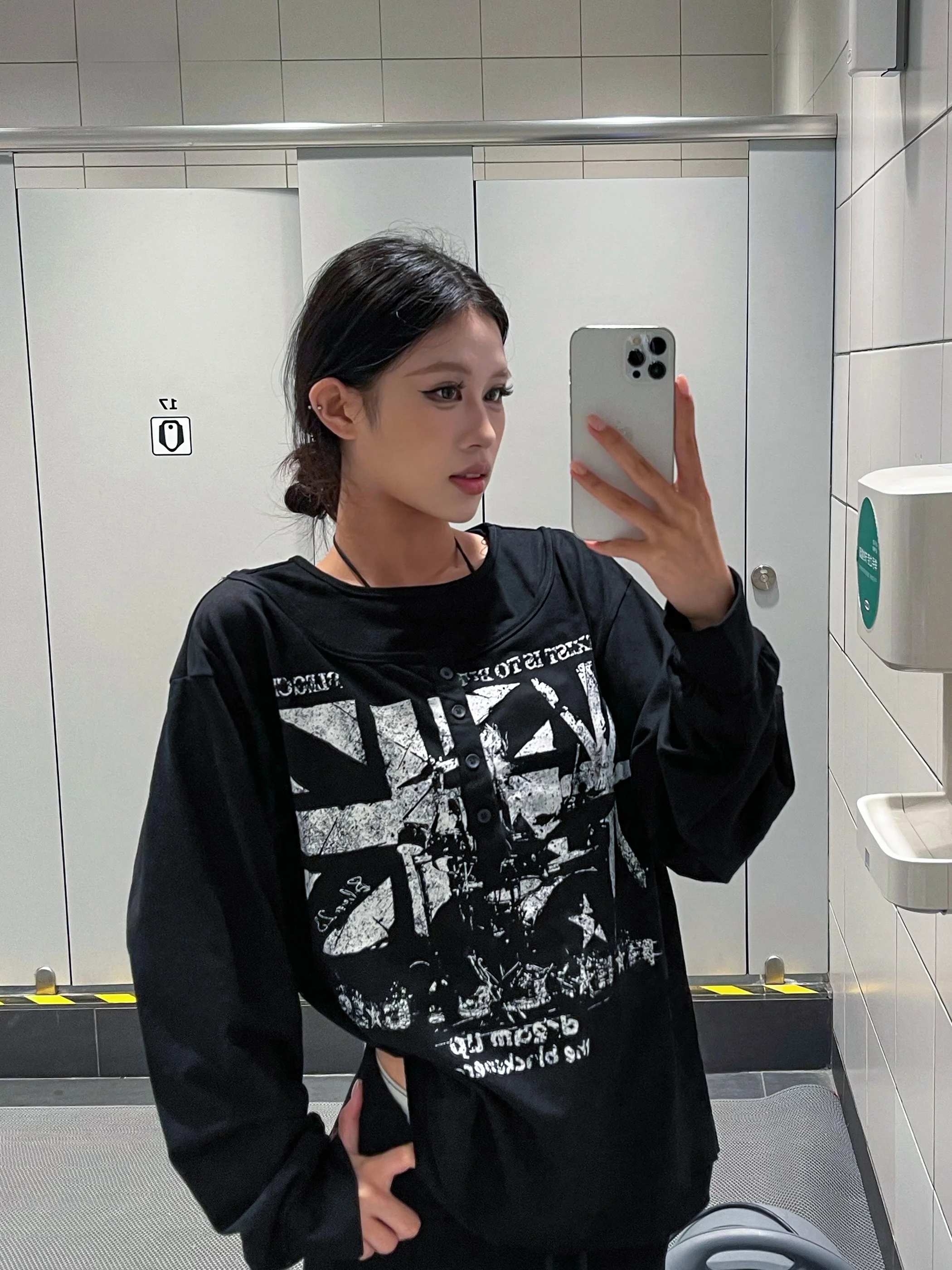 

Винтажная футболка с принтом, женская повседневная универсальная модель, весенний тренд, имитация двухслойного наряда, уличный стиль, мягкая и удобная.