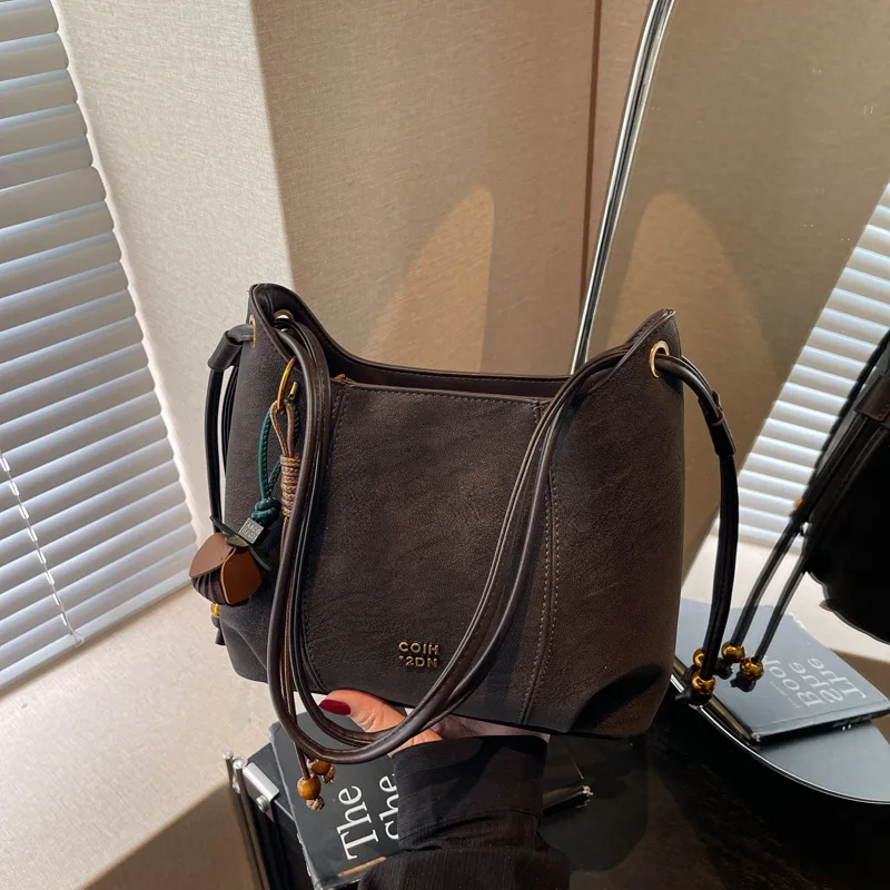 

Нишевая дизайнерская женская сумка, маленькая сумка с текстурой в стиле ретро, зимняя универсальная маленькая сумка на плечо 2025 года, маленькая квадратная сумка-мессенджер