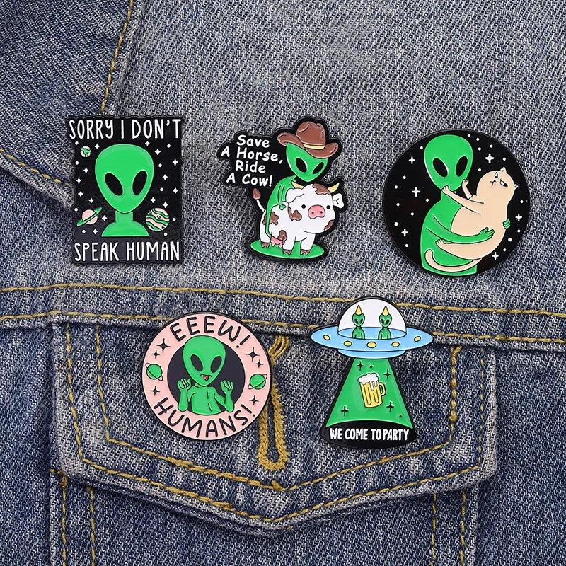 New Cartoon Space Cat Alien Cute Clothing Creative Versatile Badge Metal Drip Oil Spike Needle Brooch Pines Brooches on Clothes