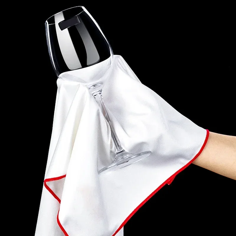 A Special Cloth for Wiping Red Wine Glasses Leaving No Marks on the Glass Cleaning Cloth for Wiping Glasses