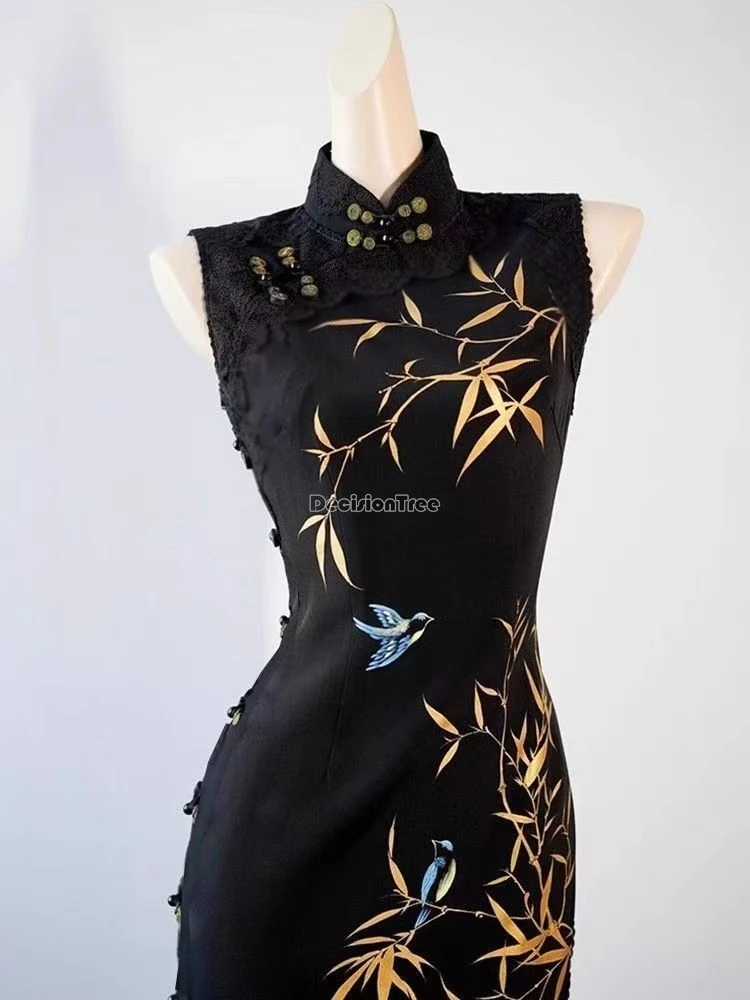 

Ретро-платье-ципао в китайском стиле, черное, с воротником-стойкой, без рукавов, с вышивкой, элегантное, приталенное, с длинным разрезом.