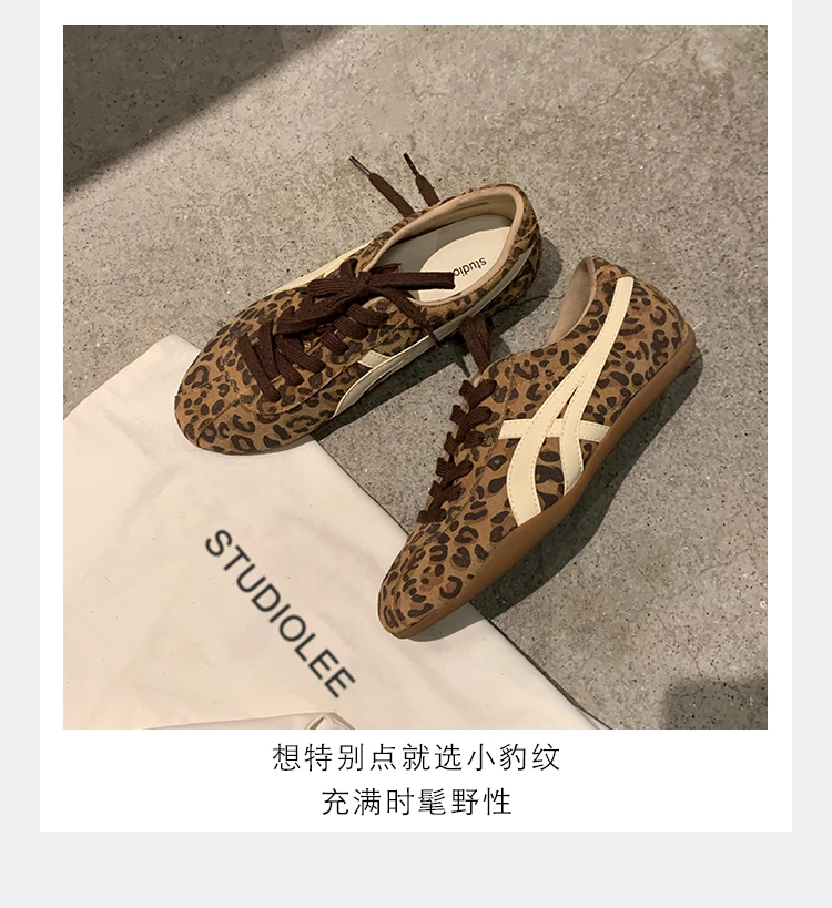 

Новые модные женские туфли на плоской подошве со шнуровкой и узором в тонкую полоску. Дизайнерская женская вулканизированная обувь. Женская дизайнерская обувь.