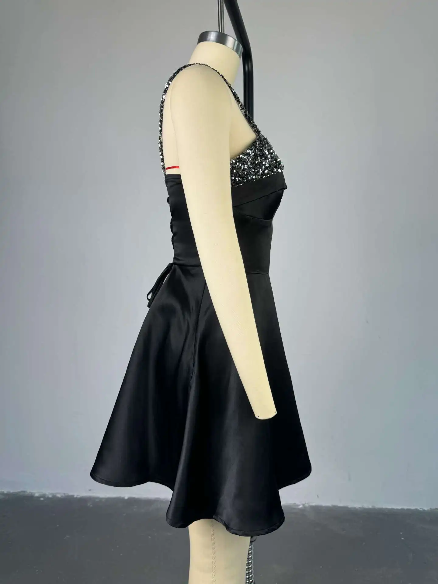 เดรสผ้าซาตินรัดรูป แขนกุด แต่งเลื่อม สายเดี่ยว ผ้าปะต่อ สไตล์วายทูเค สำหรับงานปาร์ตี้วันเกิด ชุดคลับแวร์ ดีไซน์เก๋ไก๋