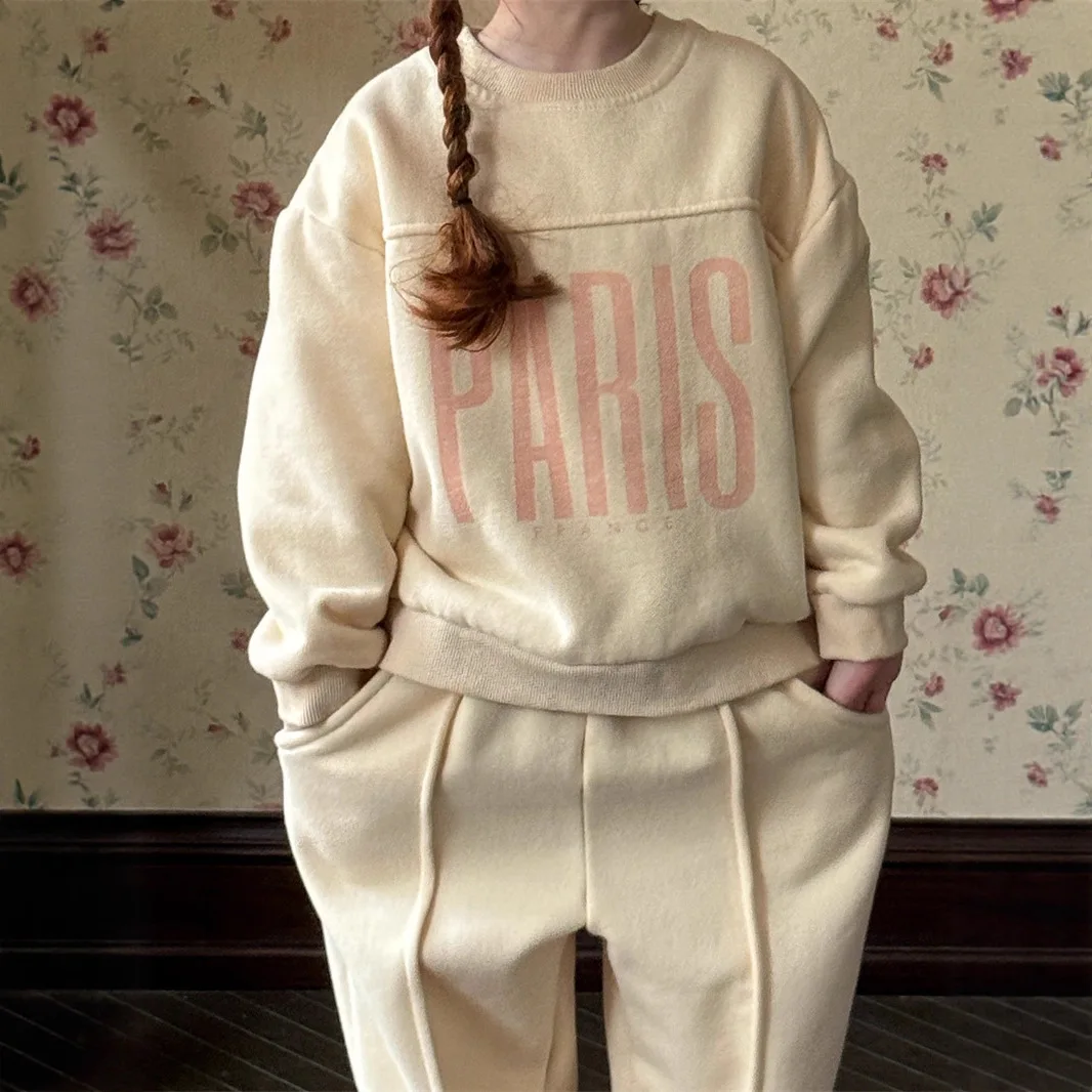 مجموعة الفتيات 2025 الشتاء الكورية المطبوعة لطيف رسالة ومخملية هوديي مجموعة عصرية عارضة بسيطة وحيوية خلع الملابس