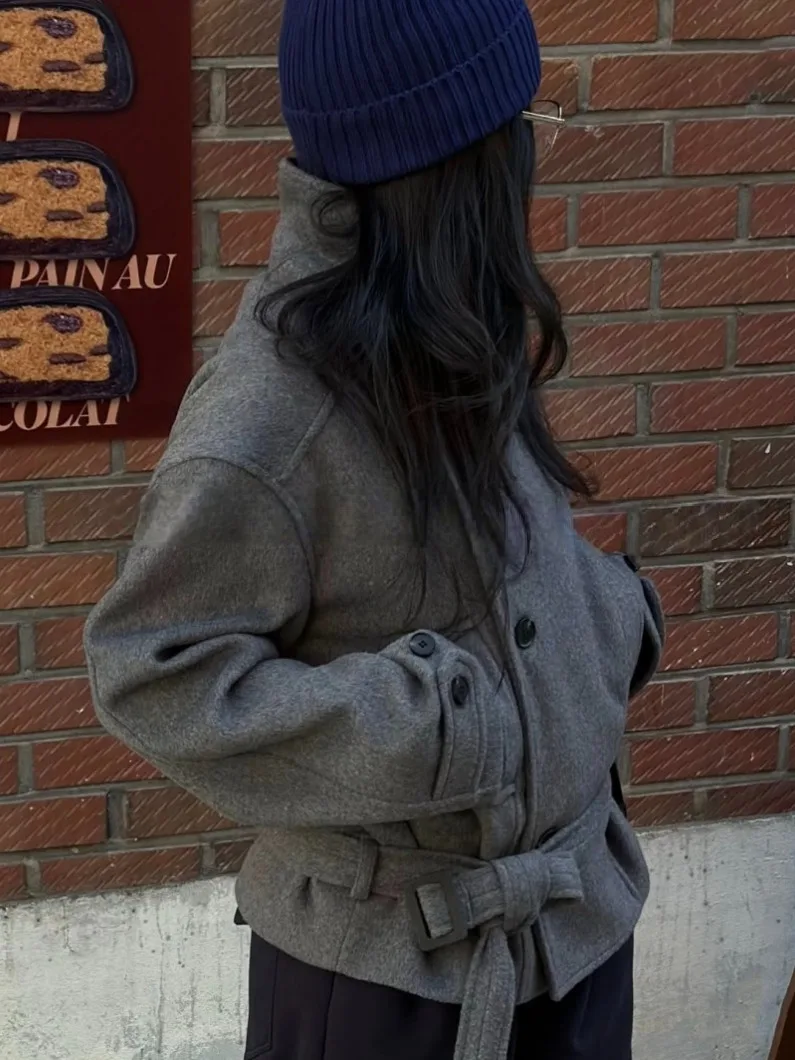 เสื้อโค้ทฤดูหนาวสไตล์เรโทรสำหรับผู้หญิง คอตั้ง ติดกระดุมแบบไม่สมมาตร ผ้าทวีด แจ็คเก็ตอเนกประสงค์สำหรับใส่ทำงานหรือใส่เป็นเสื้อตัวใน ทรงปกติ