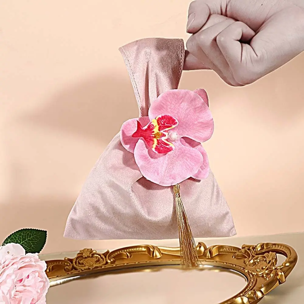 タッセルベルベットノットハンドバッグトープハンドルベスト型フラワーリストバッグウェディングキャンディバッグジュエリーパッキングバッグお祝い用シュガーバッグ