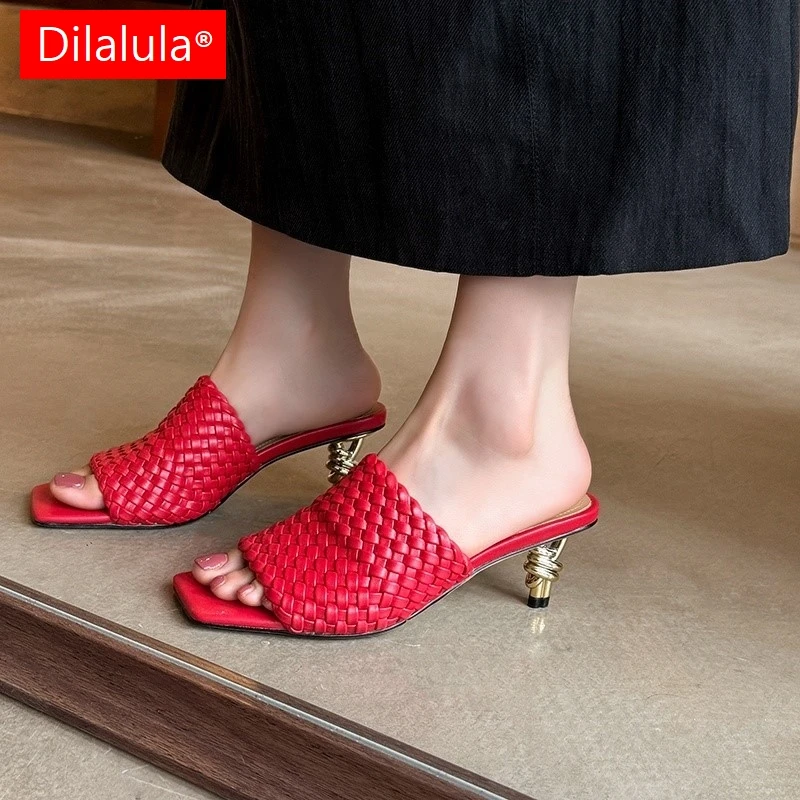 

Dilalula 2025 г., модные плетеные сабо из натуральной кожи, женские тапочки на тонком высоком странном каблуке, женская тканая обувь, женская вечеринка