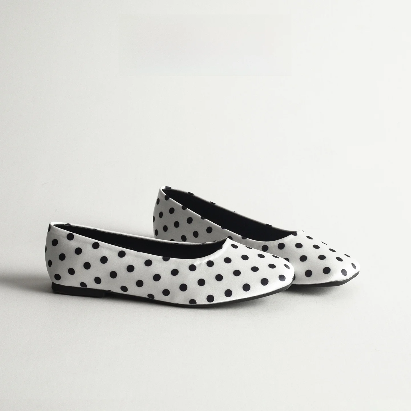 scarpe-basse-da-donna-in-seta-a-pois-comode-e-morbide-slip-on-per-il-pendolarismo-modello-nonna-alla-moda-primavera