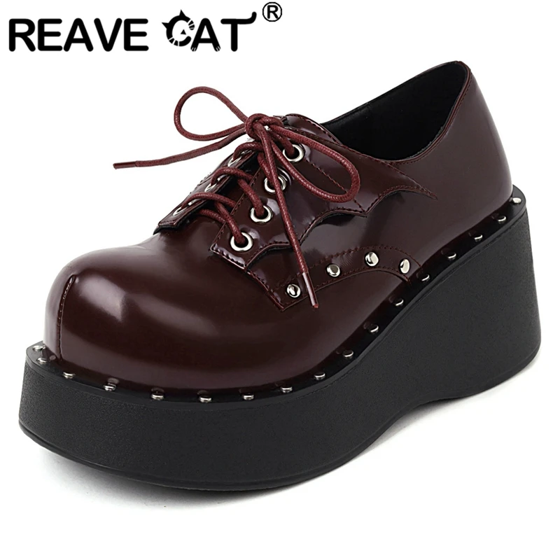 

Женские туфли на танкетке REAVE CAT, туфли-лодочки в стиле панк с круглым носком и заклепками на платформе 6,5 см, студенческие туфли больших размеров 42 43 для отдыха с металлическим украшением и шнуровкой