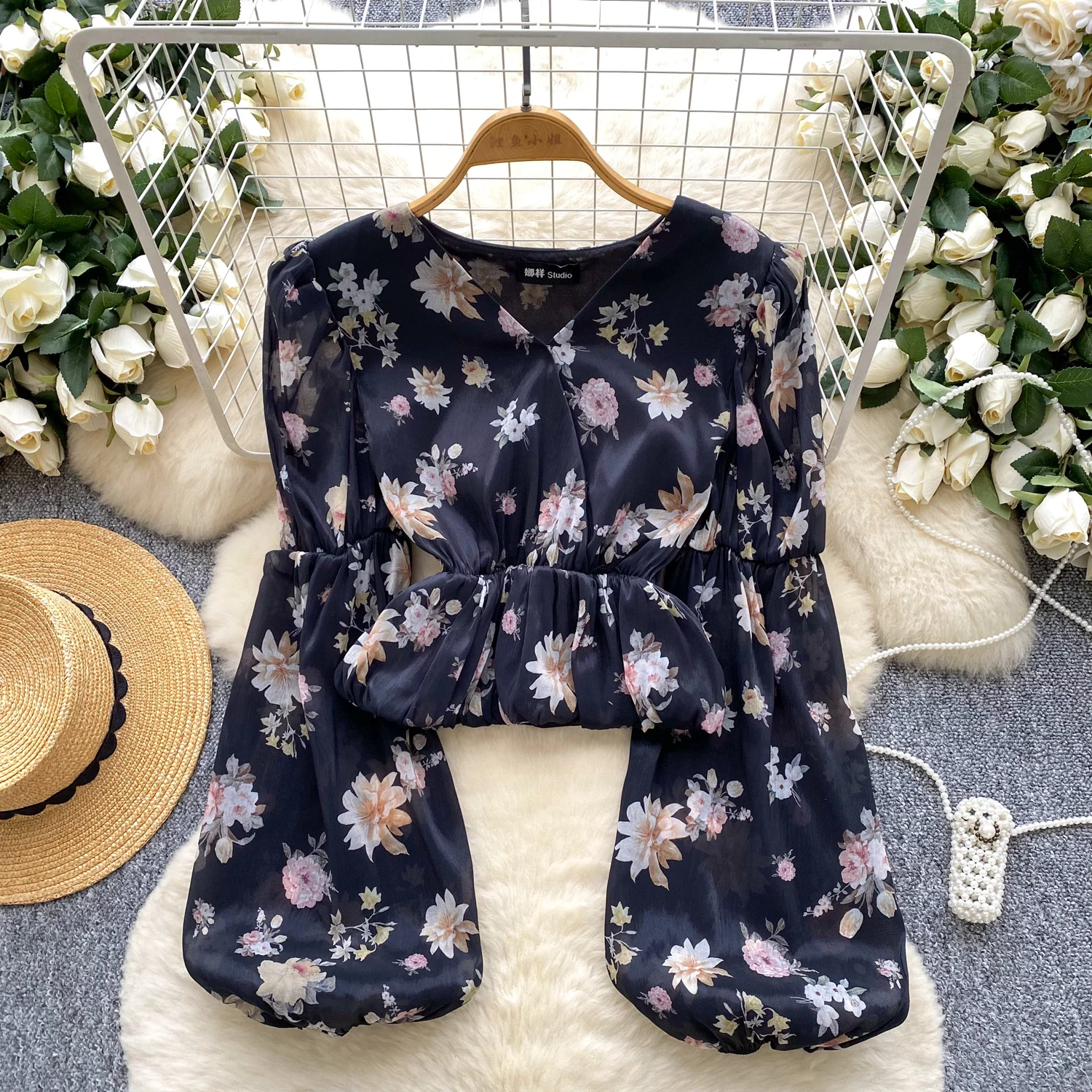 Bluzka vintage z nadrukiem, dekolt w serek, siateczka, długi rękaw, dopasowana, elegancka, modna, seksowna koszula damska, odzież damska.