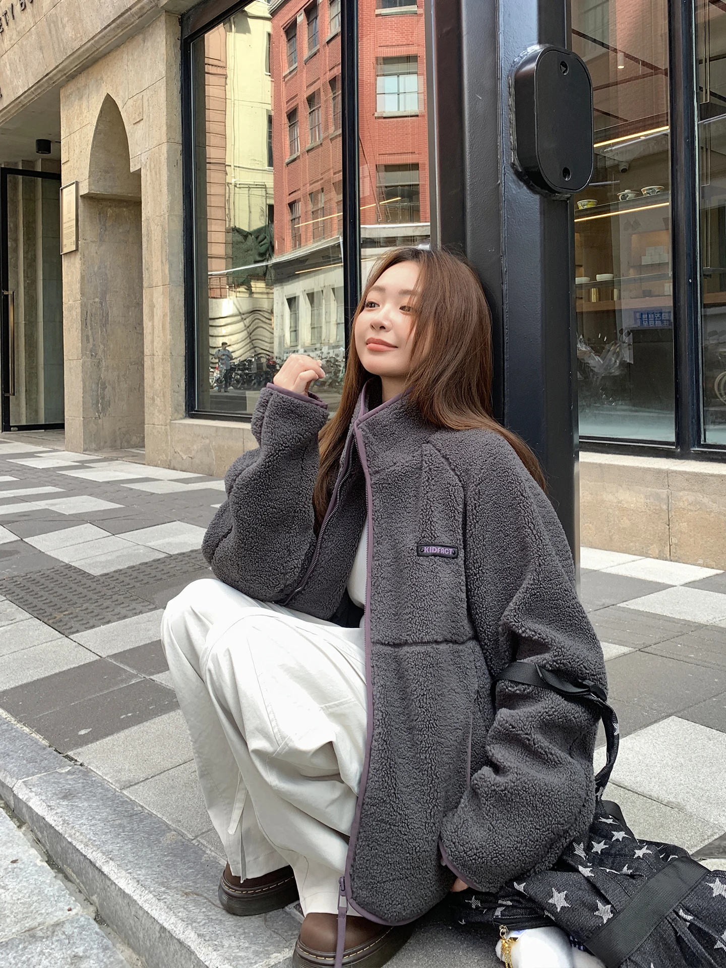 

Теплая женская куртка из овечьей шерсти для осени и зимы, короткая верхняя одежда с воротником-стойкой, мягкая и уютная, с комбинированными вставками, из полиэстера, нейлона и композитного волокна.