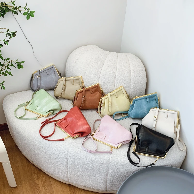 حقيبة هوبو نسائية كاجوال مصنوعة من الجلد الصناعي الناعم وتصميم داخلي واسع وخفيف الوزن ومريح للتسوق والسفر