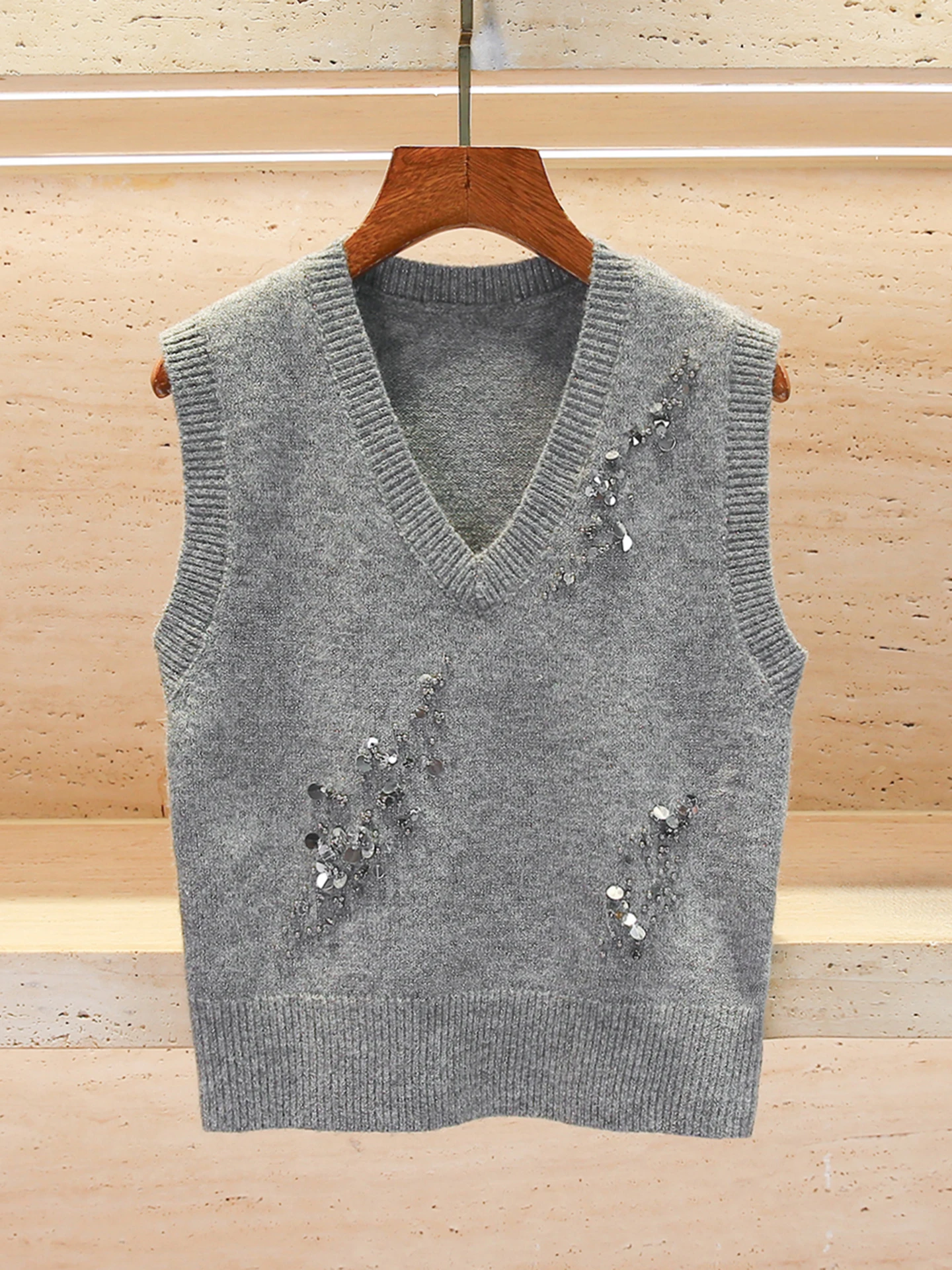 

South Oil High-End Women's Spring Knitted Vest Top V-Neck Sequin Embellished Chic Style Comfortable Soft Medium Thickness