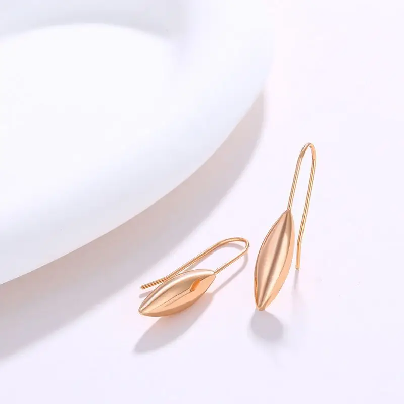 أقراط متدلية على شكل زيتون بيضاوي من MxGxFam للنساء بدون حجر مطلي بالذهب عيار 18 قيراط