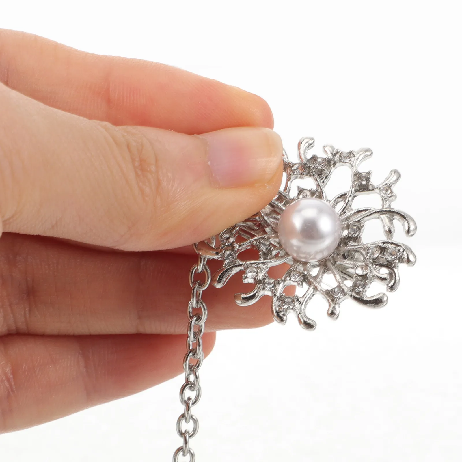Alloy Pearl Sweater Clip Silver Delicate Cardigan Link Buckle Collar Clip Sweater Connection Brooch Women Functional Brooch